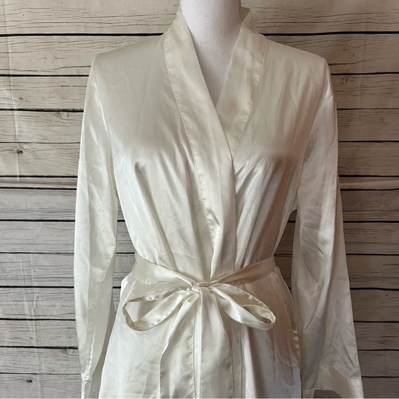 Morgan Taylor Cream Satin Robe Size Small/Medium - Picture 6 of 6